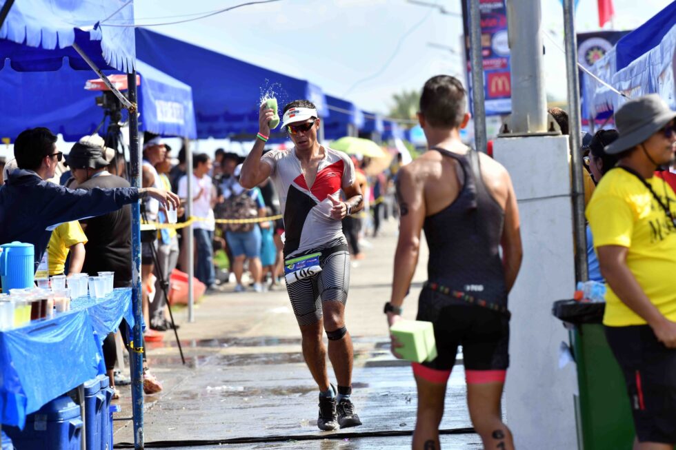 Triathlon Coach John Rüth bei einem heißen Rennen in den Tropen